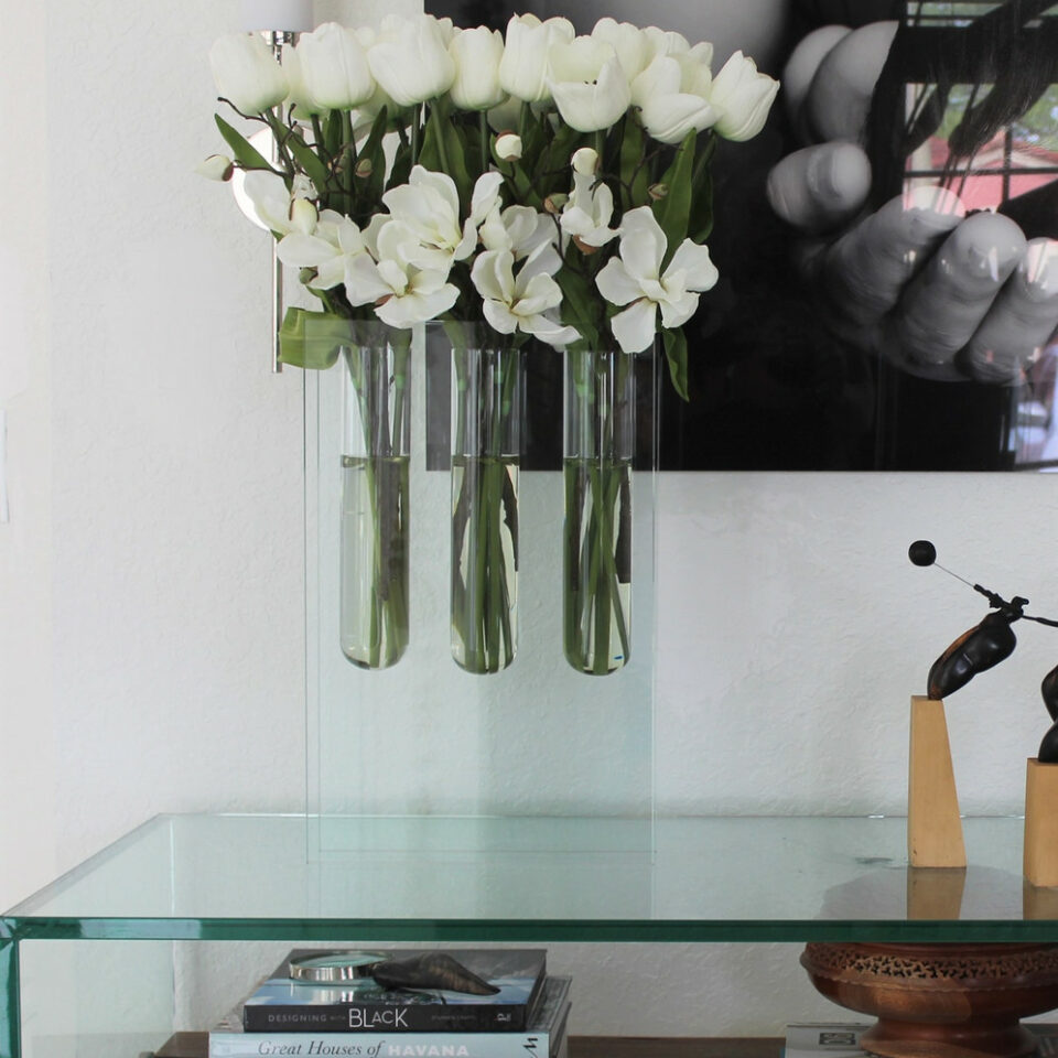 Dreifache Vase mit weißen Tulpen