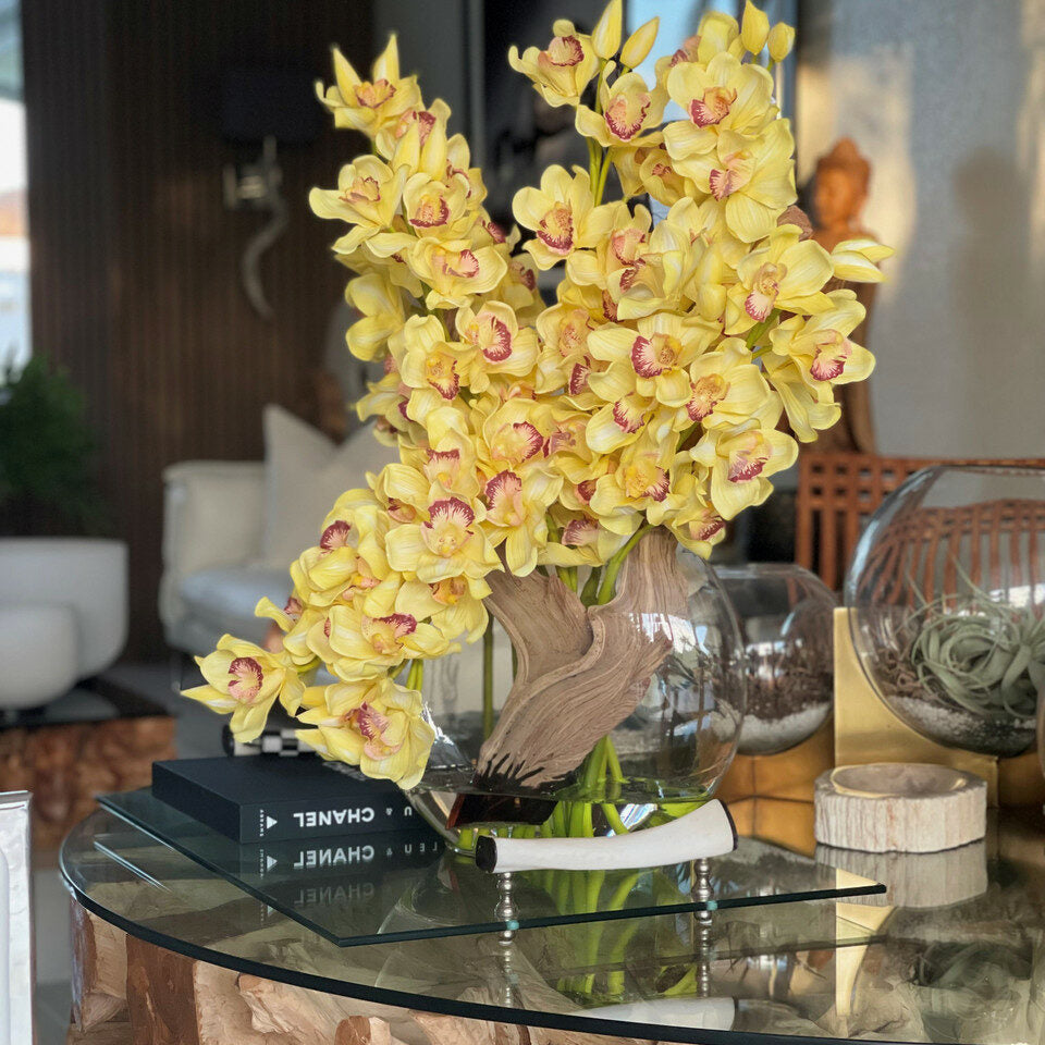 Gelbe Cymbidium-Orchideen in Mondvase