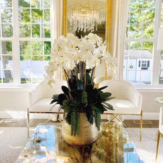 Delaney-Vase in Gold mit mehreren Phalaenopsis-Orchideenstängeln und Sukkulenten