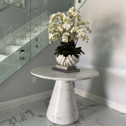 Weißer Phalaenopsis-Orchideenstrauß in Vase mit Skulptur "Offene Hände"