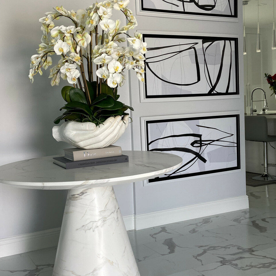 Weißer Phalaenopsis-Orchideenstrauß in Vase mit Skulptur "Offene Hände"