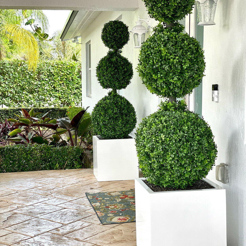 Dreifachkugel-Topiary mit großem Fiberglas-Topf
