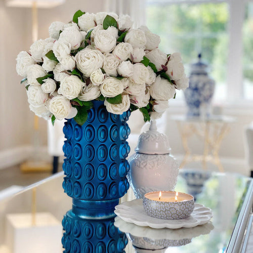 Weiße englische Rosen in blauer strukturierter Vase