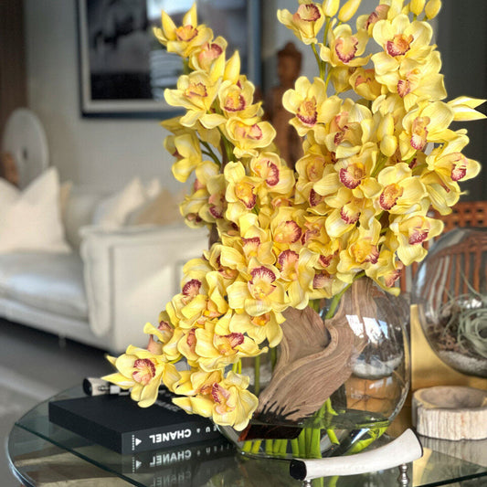 Gelbe Cymbidium-Orchideen in Mondvase
